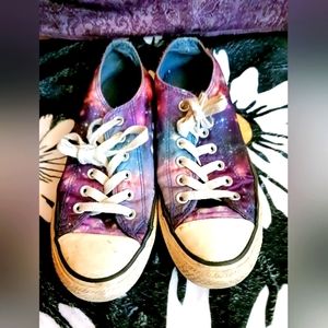 Women's 7/Men's 5 Lo top Galaxy printed converse.